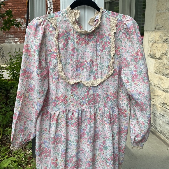 Jolie robe à fleurs - Picture 3 of 3